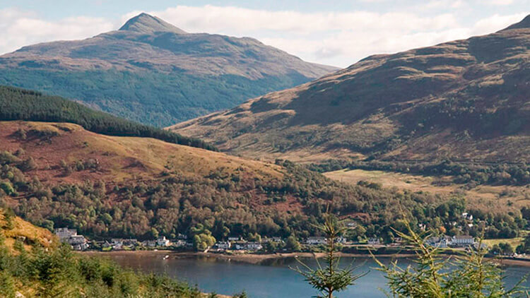 Orillas del Lago Lomond en el Parque Nacional de Los Trossachs