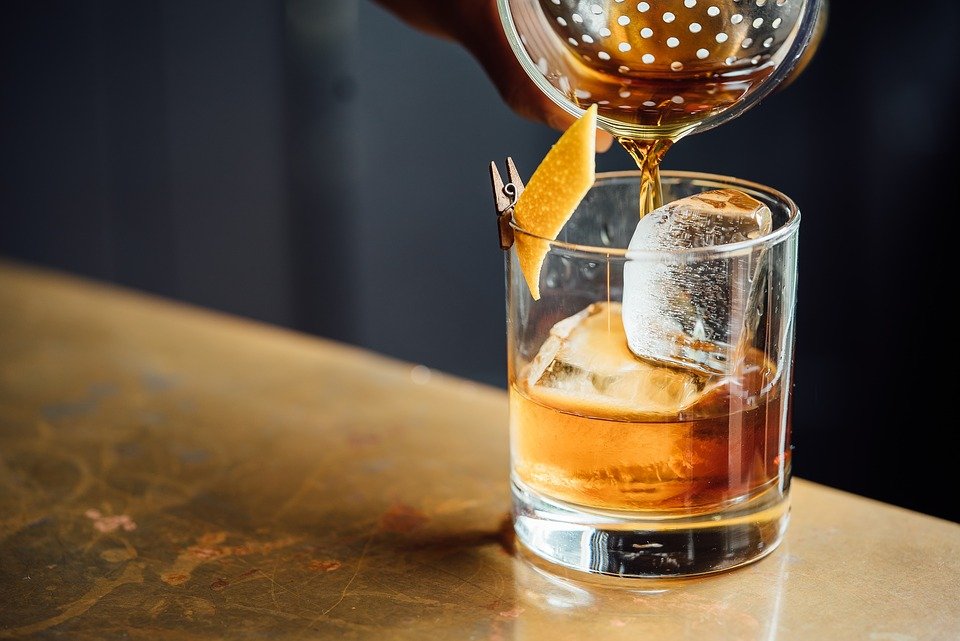 vaso de whisky escocia destileria