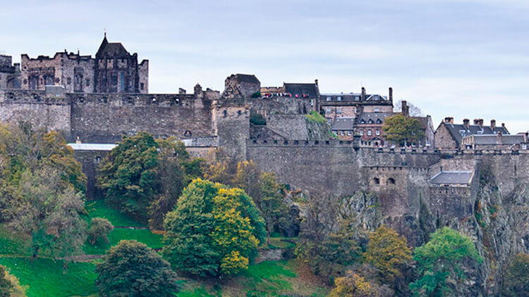 Vista frontal de la impresionante fortaleza del Castillo de Edimburgo