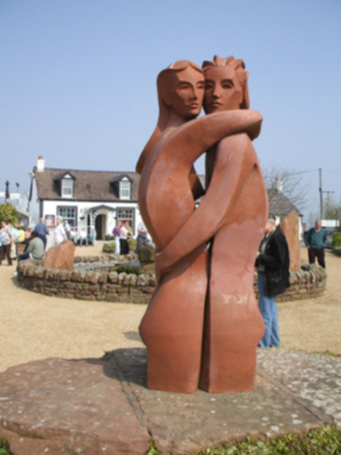 Estatua de dos enamorados frente a la Casa del Tartán