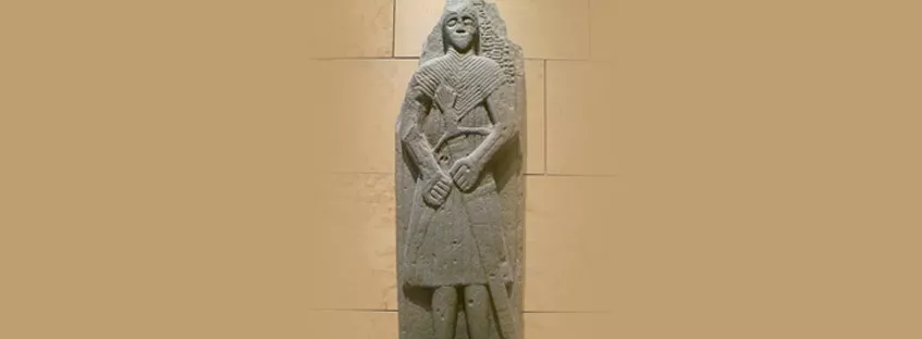 Tumba del S. XVI con la espada Claymore