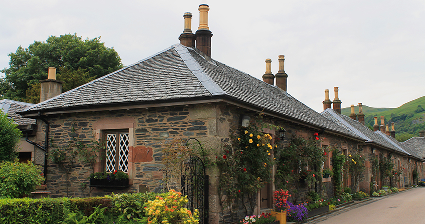 Cottages del pueblo de Luss a las orillas del Loch Lomond