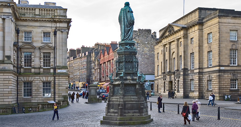 Parlamient Square en High Street de la Royal Mile de Edimburgo