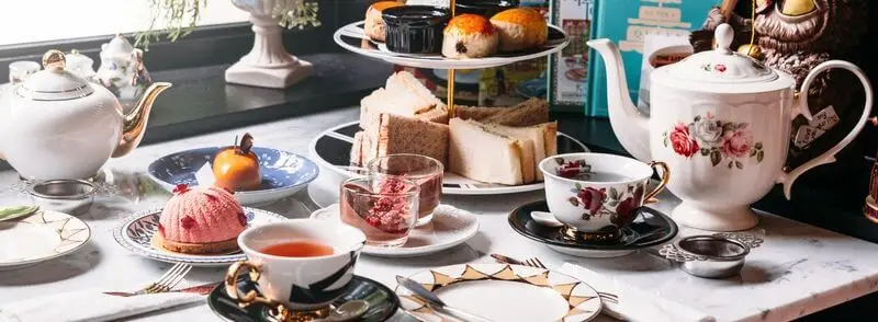 Afternoon Tea con té caliente, dulces, sandwiches y tarta