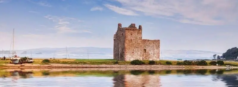 Castillo Lochranza en la Isla de Arran en Escocia