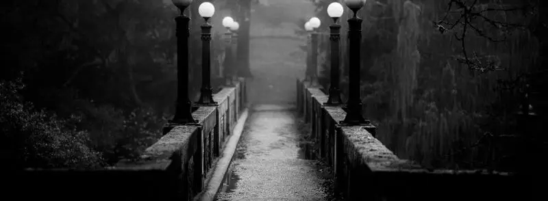 Vistas de un puente de noche