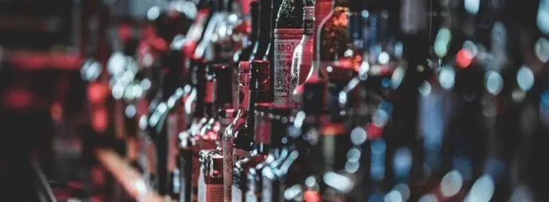 Botellas de whisky en la barra de un pub