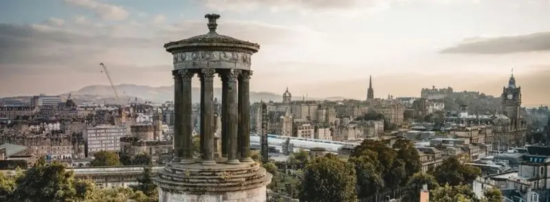 Vistas de la ciudad de Edimburgo desde el mirador de Calton Hill