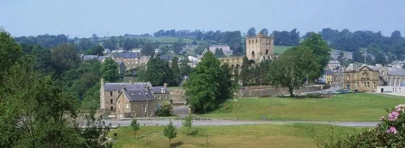 Vistas del pueblo y la abadía de Jedburgh en Escocia