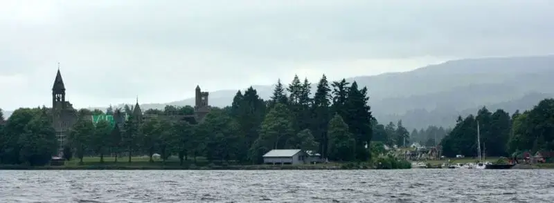 Vista de Fort Augustus desde el lago Ness en Escocia