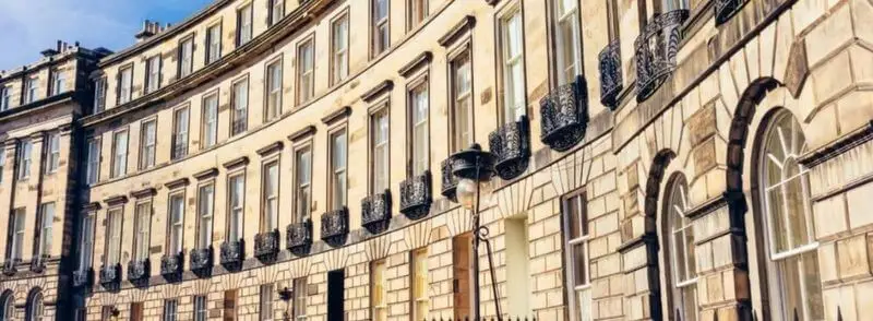 Edificios en una calle de la New Town de Edimburgo en Escocia