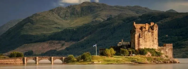 Castillo de Eilean Donan en la entrada de la Isla de Skye en Escocia, Reino Unido