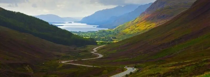 Carretera atravesando unas montañas en Escocia, Reino Unido