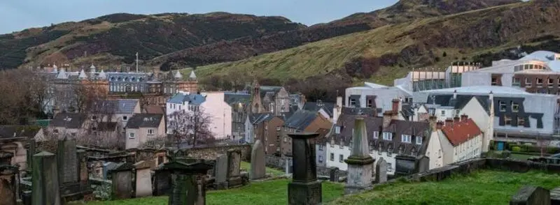 Tumbas en el cementerio de Greyfriars en Edimburgo, Escocia