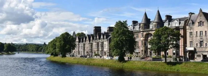 Old High Church a orillas del río Ness en Inverness, Escocia