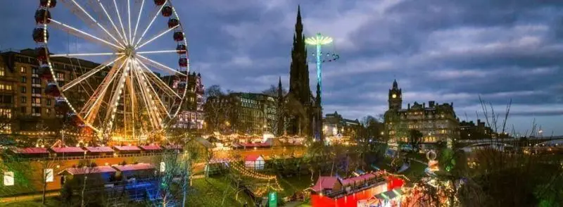 Famoso mercado navideño en Edimburgo o Edinburgh Christmas Market en Escocia