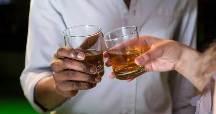 Brindis con whisky escocés