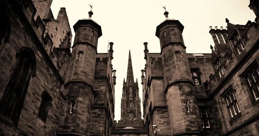 Vista de la fachada de la Universidad de Edimburgo