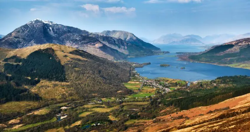 Vistas del pueblo de Glencoe con el Lago Ness de fondo