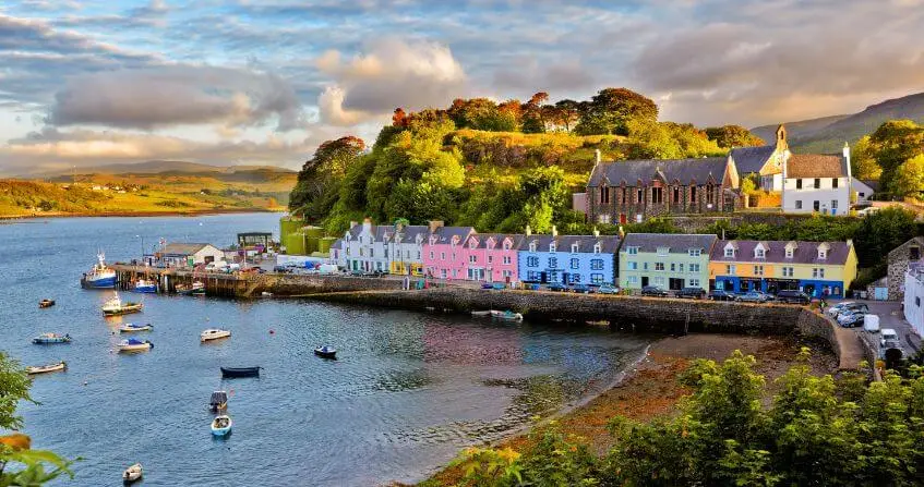 Puerta del pueblo de Portree en la Isla de Skye, Escocia