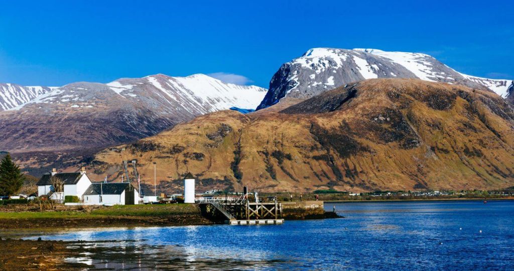 Vista de la montaña Ben Nevis desde Corpach, Escocia
