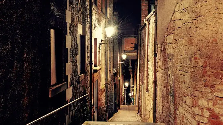 Vista de uno de los callejones de la ciudad vieja y Old Town de Edimburgo en Escocia