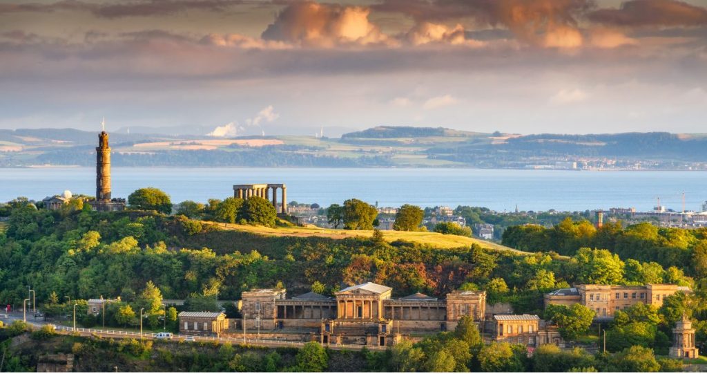 Vista de Calton Hill y el Parlamento de Escocia, en Edimburgo