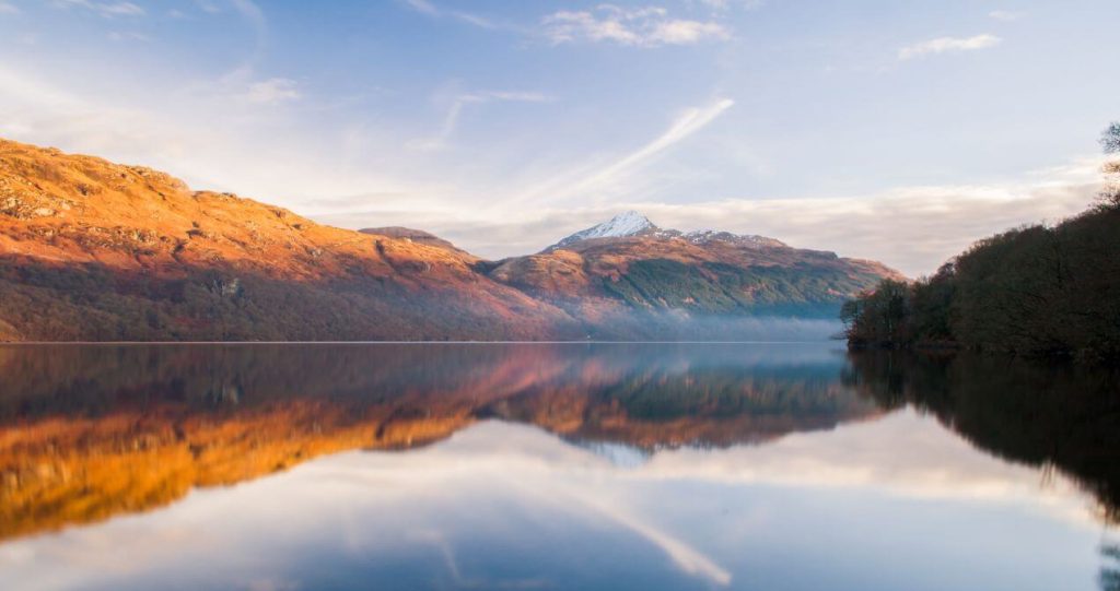 Vista del Lago Lomond en Escocia al atardecer