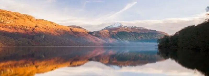 Vista del Lago Lomond en Escocia al atardecer