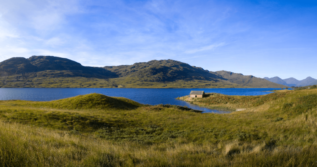 Vista del loch Arklet con los Alpes Arrochar al fondo en el Parque Nacional del Lago Lomond y los Trossachs en Escocia