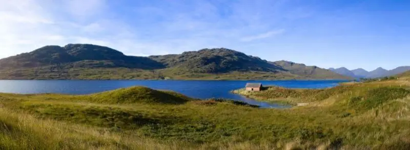 Vista del loch Arklet con los Alpes Arrochar al fondo en el Parque Nacional del Lago Lomond y los Trossachs en Escocia