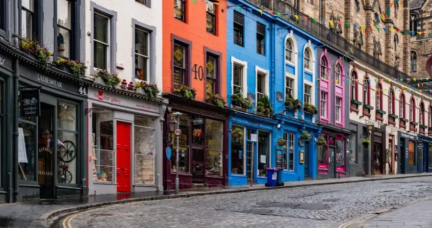 Calle de Victoria Street en la zona vieja de Edimburgo