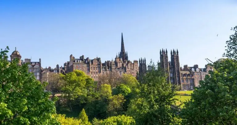 Vista de Edimburgo y los jardines de Princes Street en Escocia