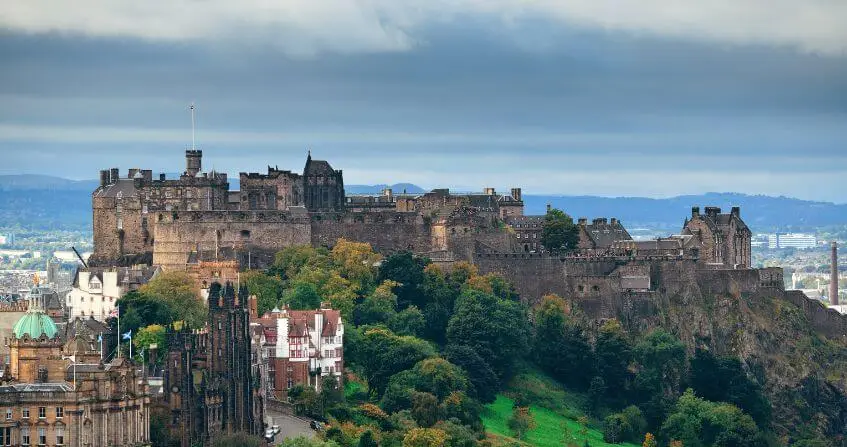 Vista de la ciudad y el Castillo de Edimburgo en Escocia