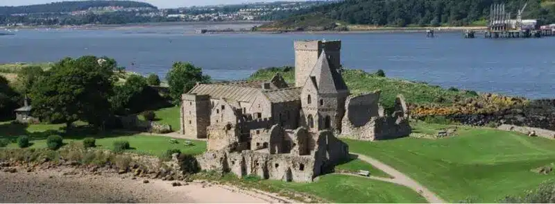 abadia-inchcolm-firth-of-forth-isla-inchcolm-escocia Abadía de Inchcolm ubicada en la isla de Inchcolm en el Firth of Forth en Escocia