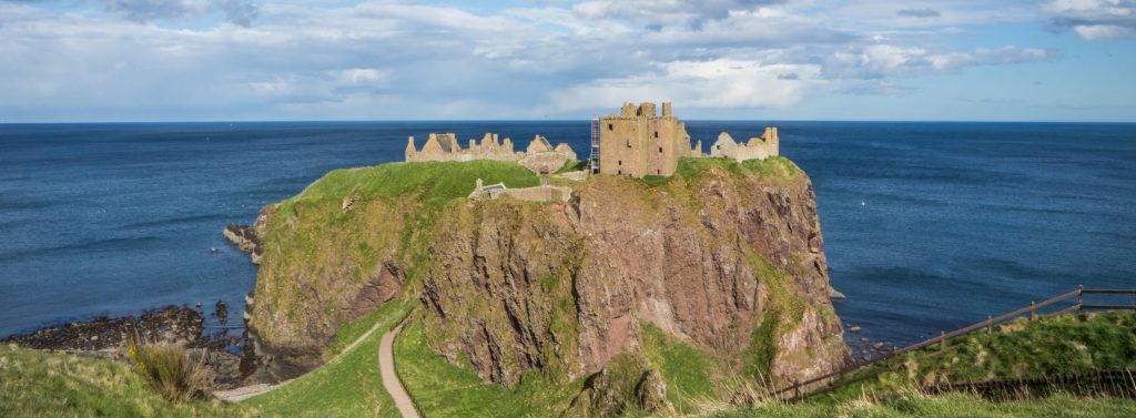 Vista del acceso y el Castillo de Dunnotar en Escocia