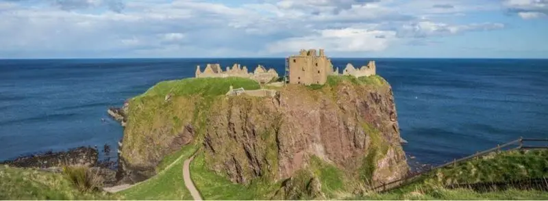 acceso-castillo-dunnottar-escocia Vista del acceso y el Castillo de Dunnotar en Escocia