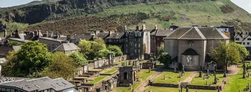 canongate-kirk-calton-hill-salisbury-crags-edimburgo-escocia Iglesia y cementerio de Canongate en Edimburgo, Escocia