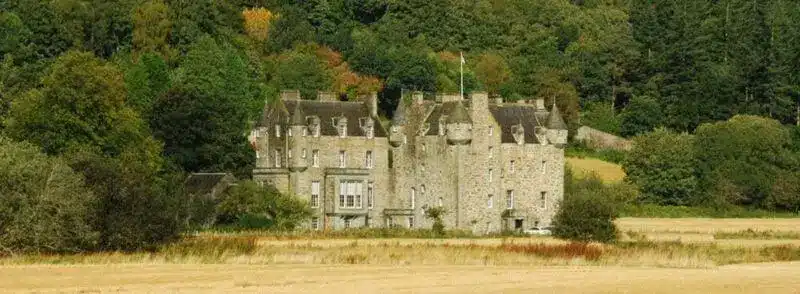 castillo-de-menzies-escocia Vista del Castillo de Menzies en las proximidades de Aberfoyle en Escocia