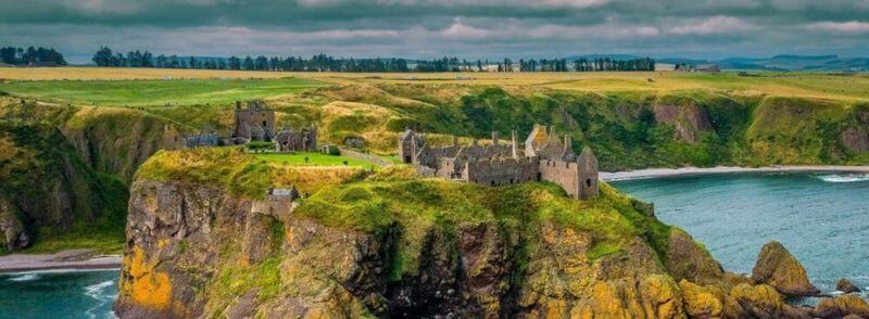 Vista del Castillo de Dunnotar en la costa de Escocia