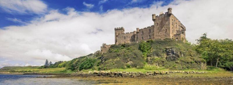 Castillo de Dunvegan en la Isla de Skye en Escocia, Reino Unido