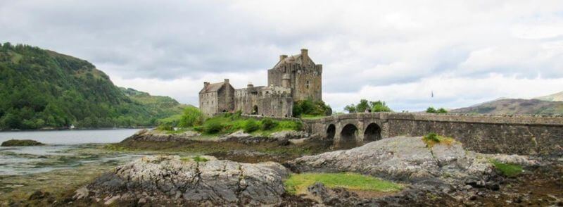Castillo de Eilean Donan en la entrada de la Isla de Skye en Escocia, Reino Unido