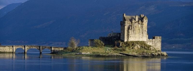 Castillo de Eilean Donan en la entrada de la Isla de Skye en las Tierras Altas de Escocia en Reino Unido