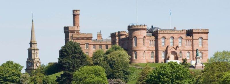 Castillo de Inverness junto al río Ness en las Tierras Altas de Escocia