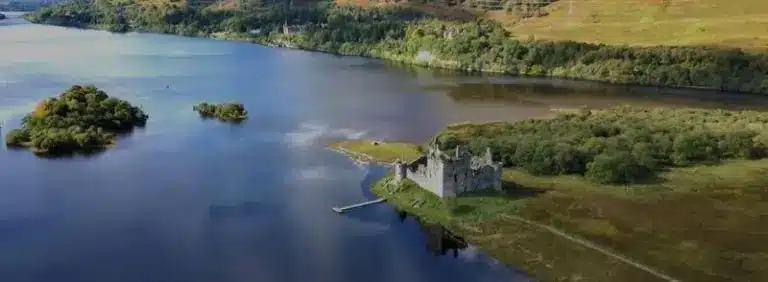 Castillo de Kilchurn a orillas del Loch Awe en Escocia