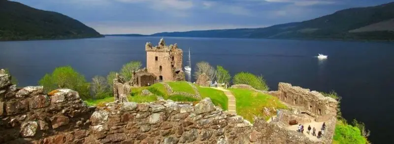 Vista del Castillo de Urquhart a orillas del Lago Ness o Loch Ness en Escocia