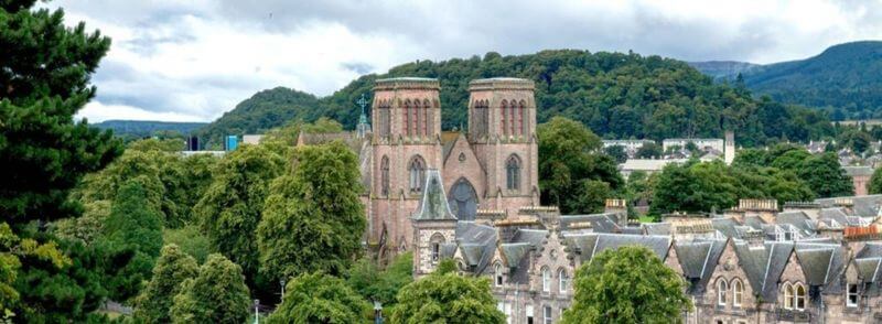 Catedral de Inverness a orillas del río Ness en Escocia
