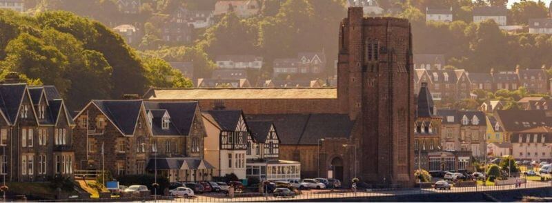 Vista de la Catedral de St Columba en el puerto de Oban en Escocia, Reino Unido