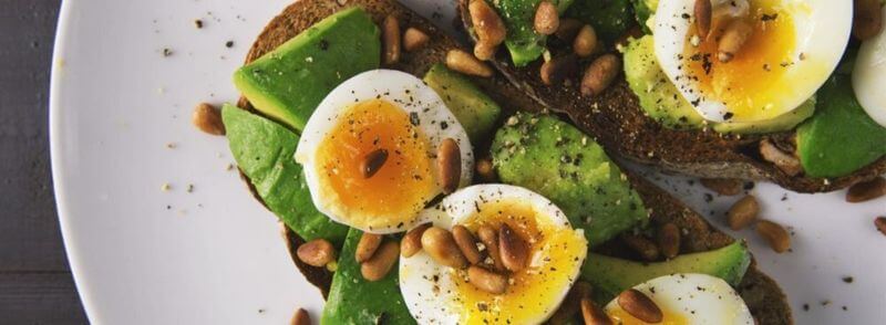 Tostada con aguacate, huevo y semillas