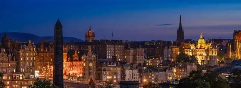 donde-alojarse-edimburgo-salir-de-fiesta Vista de la ciudad de Edimburgo de noche